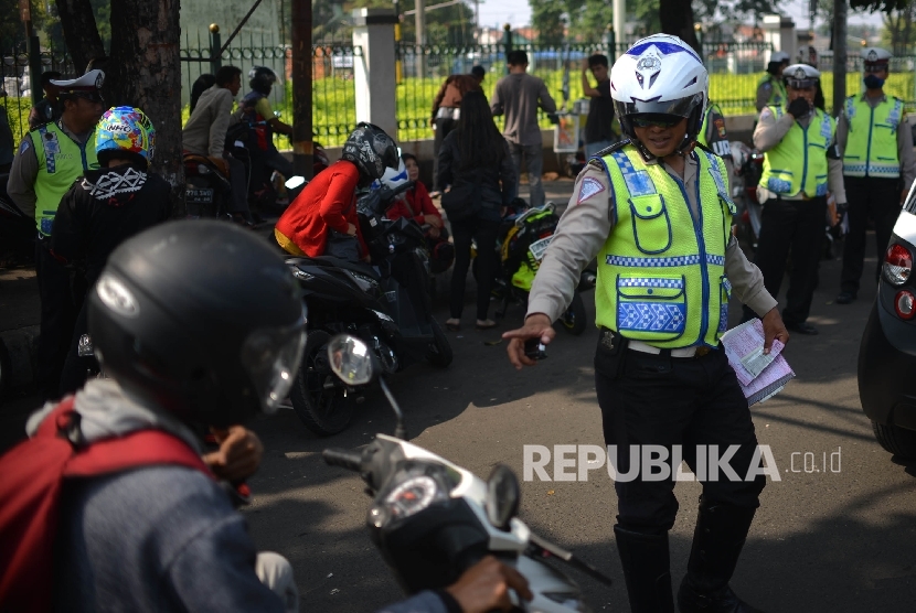  Anggota dari Polres Metro Jakarta Selatan memberhentikan pengendara motor saat menggelar Operasi Patuh Jaya.
