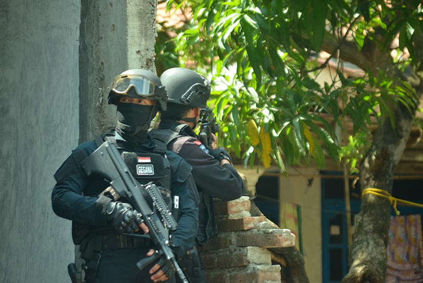 Anggota Densus 88 Antiteror Polda Jabar melakukan penggerebekan terduga ISIS di Desa Orimalang, Kecamatan Jamblang, Cirebon, Jawa Barat, Jumat (15/1). (Antara/Solihin)
