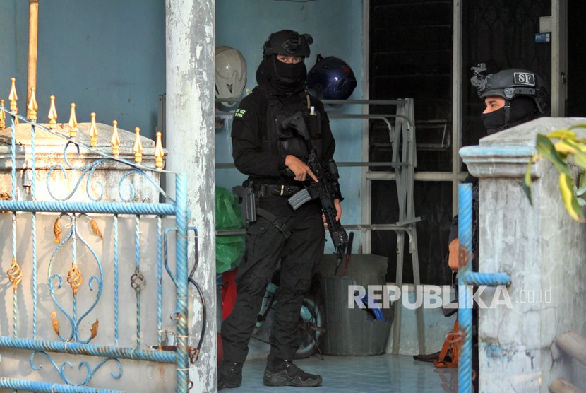 [Ilustrasi] Anggota Densus 88 Mabes Polri berjaga saat melakukan penggeledahan rumah terduga anggota jaringan teroris Jemaah Ansharut Daulah (JAD).
