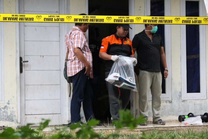 Anggota Densus 88 Mabes Polri mengumpulkan sejumlah barang bukti saat melakukan penggeledahan rumah terduga anggota jaringan teroris di kawasan Sumber Jaya, Tambun Selatan, Kabupaten Bekasi, Jawa Barat, Jumat (18/11). 