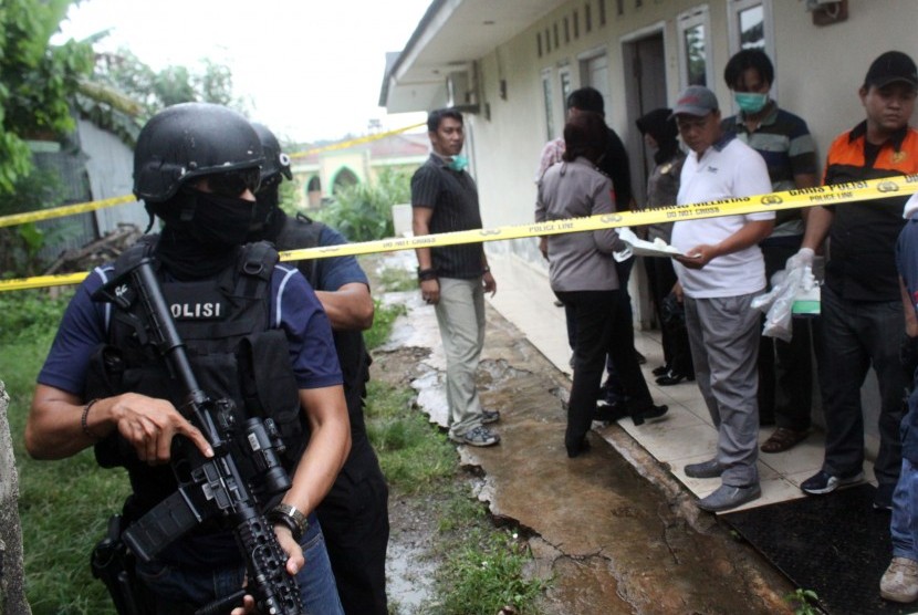 Anggota Densus 88 Mabes Polri mengumpulkan sejumlah barang bukti seusai melakukan penggeledahan rumah terduga anggota jaringan teroris di kawasan Sumber Jaya, Tambun Selatan, Kabupaten Bekasi, Jawa Barat, Jumat (18/11). 