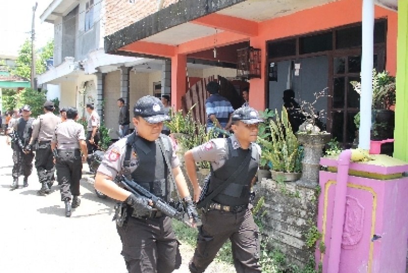  Anggota Densus 88 melakukan penggledahan rumah terduga teroris Galih Satria (29) di Desa Wonocoyo, Trenggalek, Jawa Timur, Sabtu (22/3).