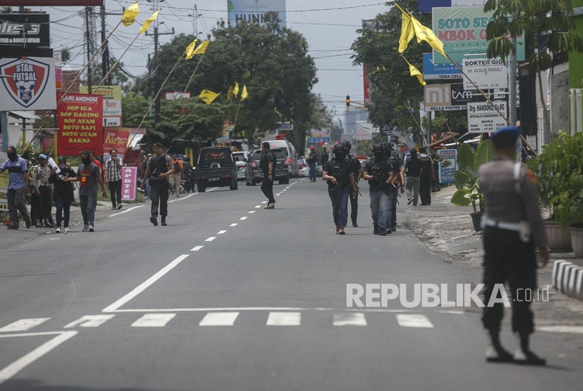 Anggota Densus 88 melakukan penjagaan, saat reka ulang penangkapan terduga teroris di Jalan Kaliurang, Ngaglik, Sleman, DI Yogyakarta, Kamis (22/11/2018).