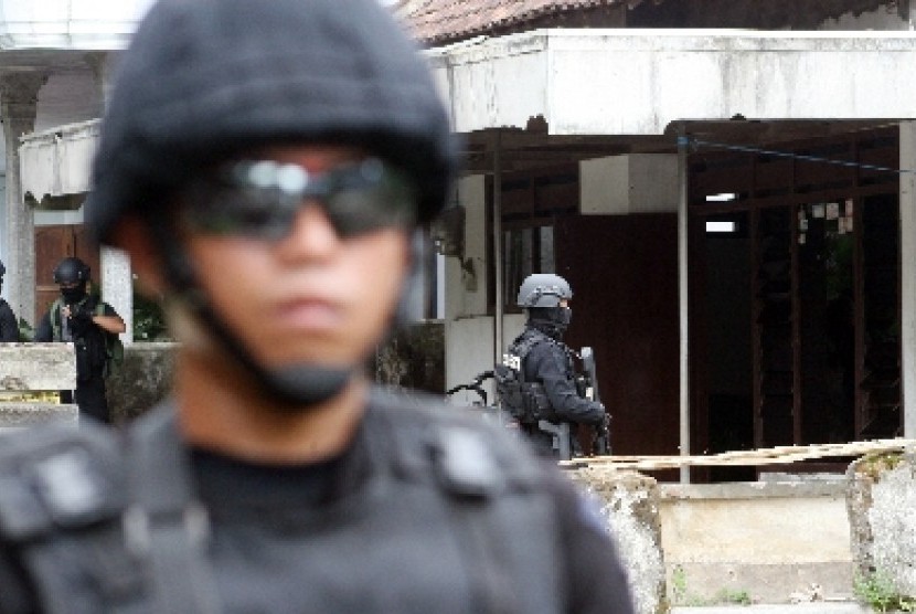 Anggota Densus 88 melakukan penyisiran rumah keluarga Teroris Poso, Rony alias Joko di Desa Krenceng, Kediri, Jumat (16/2).