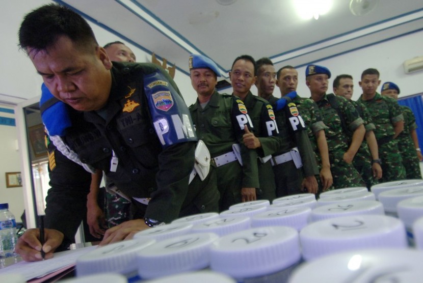 Anggota Detasemen Polisi Militer menjalani tes urine (ilustrasi)