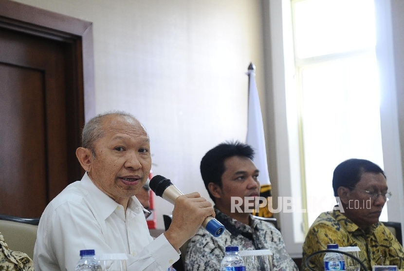 Anggota Dewan Energi Nasional (DEN) Tumirat (kiri) berbicara kepada media usai menggelar sidang ke-20 di kantor kementerian Esdm, Jakarta, senin (23\11).
