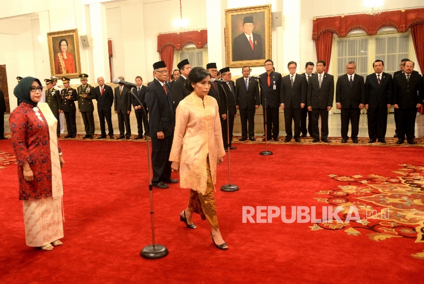 Anggota Dewan Kehormatan Penyelenggara Pemilu (DKPP) Ida Budhiati bersiap menandatangani berita acara usai pelantikan oleh Presiden Joko Widodo di Istana Negara, Jakarta, Senin (12/6). 