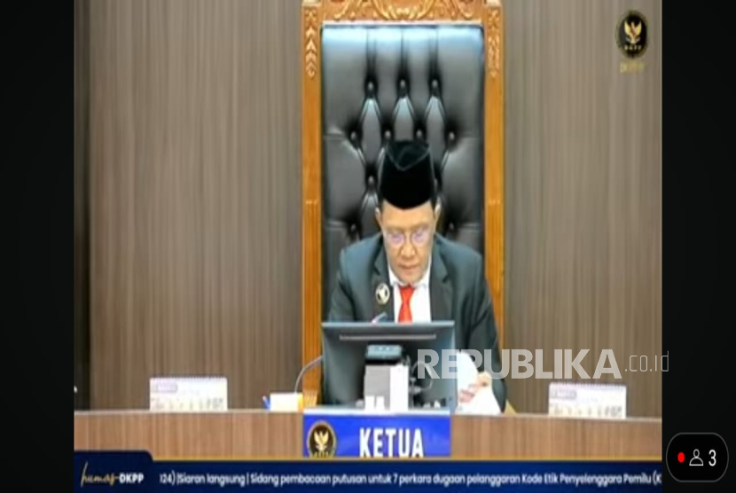 Anggota Dewan Kehormatan Penyelenggara Pemilu (DKPP) RI J Kristiadi membacakan putusan pemberhentian Ketua KPU Jabar Ummi Wahyuni yang terbukti melanggar kode etik dan pedoman perilaku penyelenggara pemilu, Senin (2/12/2024). 