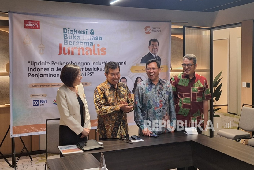  Anggota Dewan Komisioner LPS Bidang Program Penjaminan Polis, Ferdinand D Purba (kedua dari kiri), berbincang dengan para pembiaca  Diskusi dan Buka Puasa Bersama Jurnalis yang diselenggarakan oleh Financial Editor