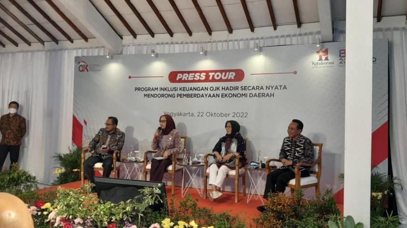  Anggota Dewan Komisioner OJK Bidang Edukasi dan Perlindungan Konsumen, Friderica Widyasari Dewi (dua dari kiri), di Joglo Tamansari, Kota Yogyakarta.