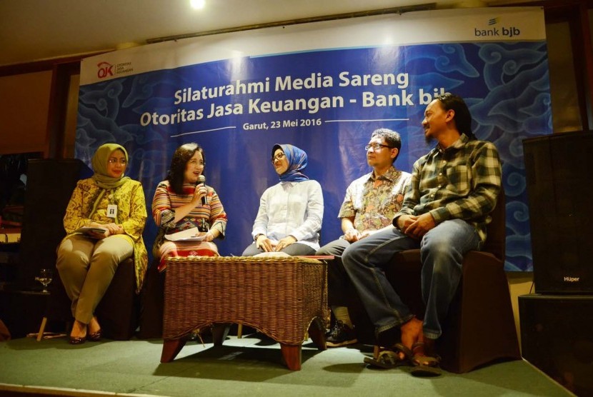 Anggota Dewan Komisioner OJK Ilya Avianti (tengah) dan Direktur Komersial Bank BJB Suartini (kedua kiri) berserta pihak terkaitnya menerangkan tentang layanan 'Laku Pandai BJB BiSA' pada Silaturahmi media, di Garut, Jawa Barat, Senin (23/5). 
