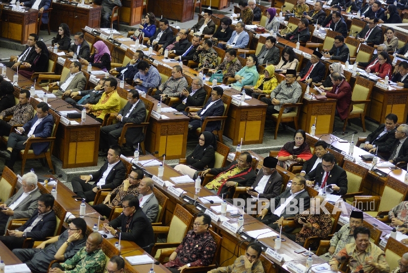  Anggota Dewan mengikuti Rapat paripurna di kompleks parlemen, Jakarta, Kamis (20/7). 