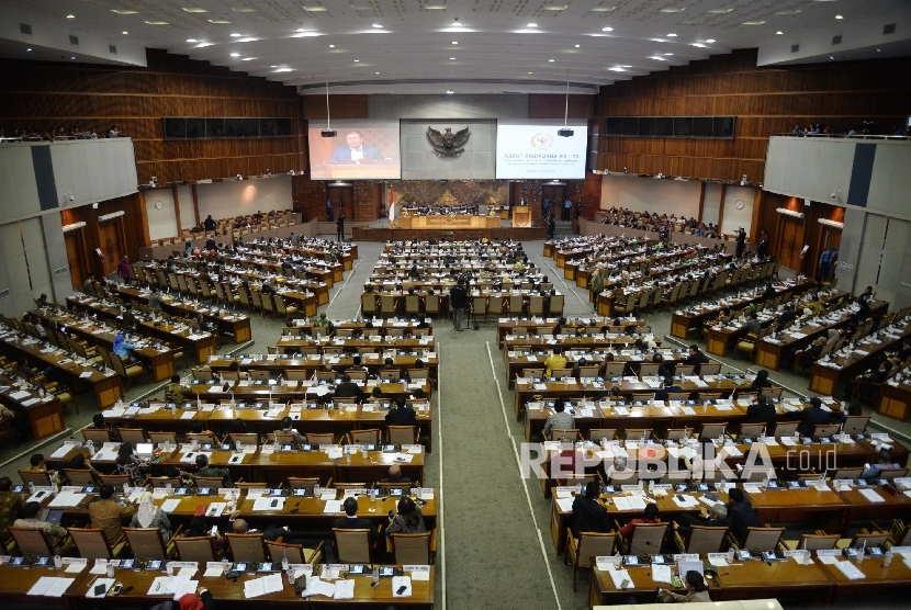 Anggota Dewan mengikuti Rapat paripurna di kompleks parlemen, Jakarta, Kamis (20/7).