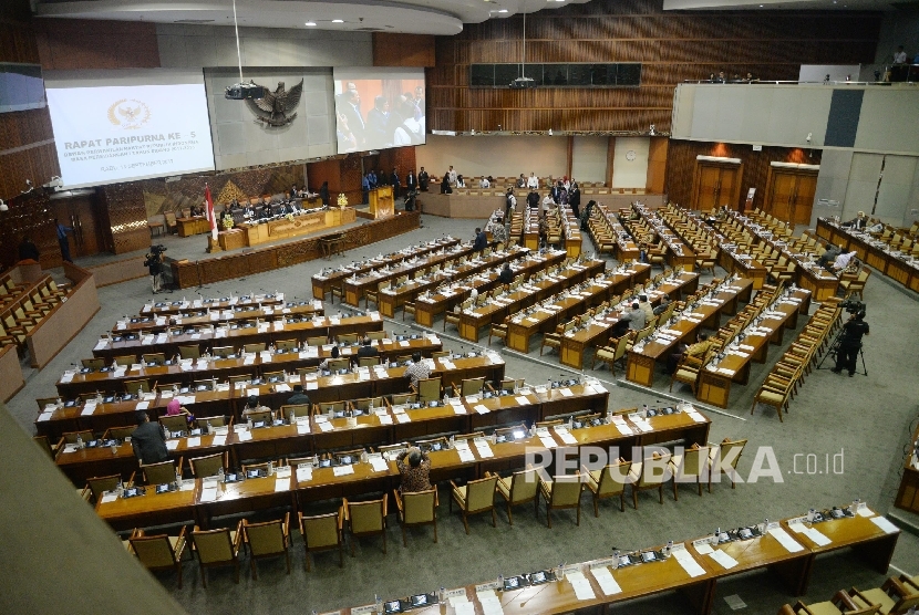 Menteri Lingkungan Hidup dan Kehutanan Siti Nurbaya Bakar (kanan) menyerahkan laporan pengambilan keputusan terhadap Rancangan Undang-Undang tentang konvensi minamata mengenai merkuri kepada pimpinan sidang paripurna DPR Agus Hermanto (kedua kiri), Taufik Kurniawan (kiri) dan Fadli Zon (kanan) di Kompleks Parlemen Senayan, Jakarta, Rabu (13/9).