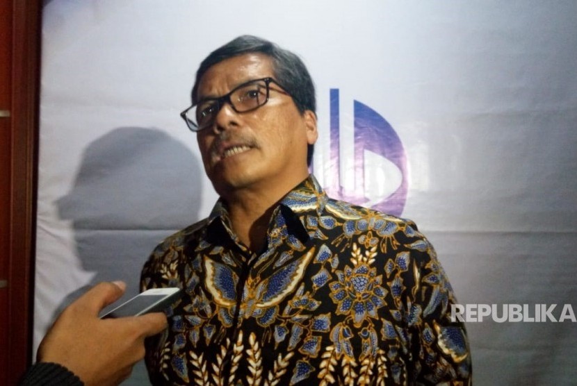 Anggota Dewan Pakar the Habibie Center bidang ekonomi Umar Juoro saat diwawancara usai Orasi 82 Tahun BJ Habibie di Kemang, Jakarta Selatan, Ahad (24/6).