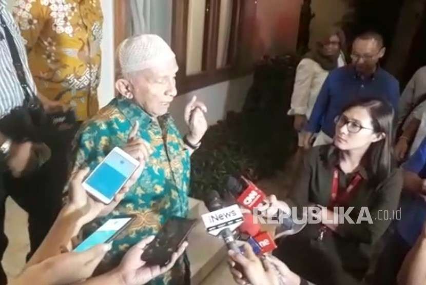 Anggota Dewan Pembina BPN Amien Rais menyampaikan keterangan pers usai menggelar pertemuan tertutup dengan tim advokasi BPN di Rumah Daksa, Jakarta, Senin (8/10). 