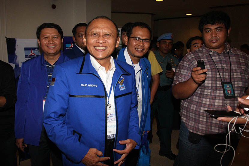 Anggota Dewan Pembina Partai Demokrat Jenderal (purn) Pramono Edhie Wibowo (tengah)