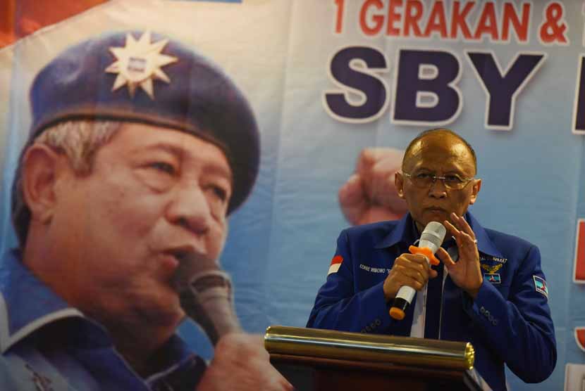 Anggota Dewan Pembina Partai Demokrat, Jenderal (Purn) Pramono Edhie Wibowo, menyampaikan pidato saat acara Deklarasi Angkatan Muda Demokrat di Jakarta, Sabtu (28/2). 
