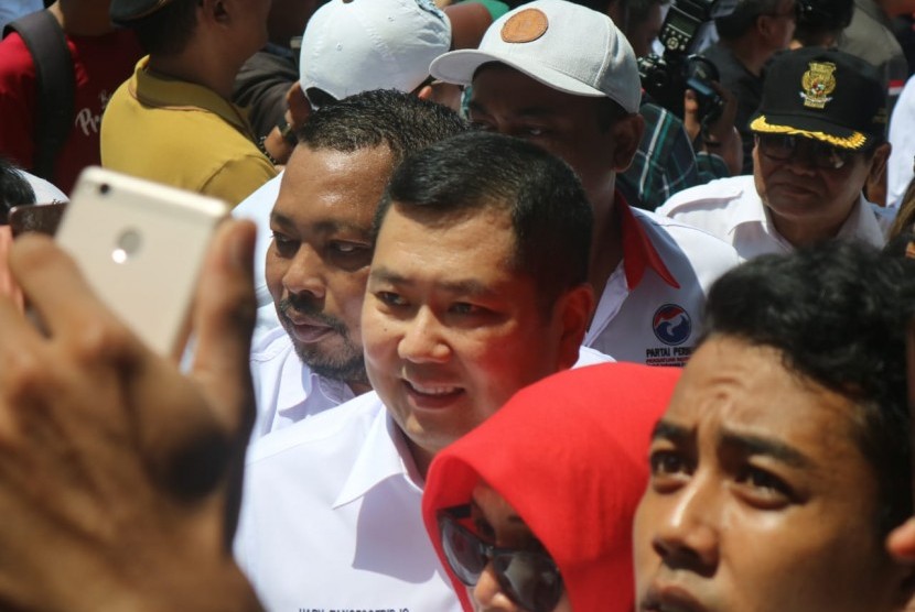 Anggota Dewan Pengarah Tim Kampanye Nasional (TKN) Joko Widodo-Ma'ruf Amin, Hary Tanoesodibjo saat  menghadiri kampanye terbuka calon presiden nomor urut 01 Joko Widodo di Taman Blambangan, Banyuwangi, Jawa Timur, Senin (25/3).