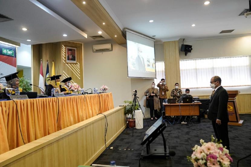 Anggota Dewan Pengawas Badan Pengelola Keungan Haji (BPKH), Suhaji Lestiadi, akhirnya berhasil dikukuhkan memperoleh gelar Doktoral Fakultas Ekonomi di Univeritas Trisakti, Jakarta Barat, Selasa (27/9/2022).