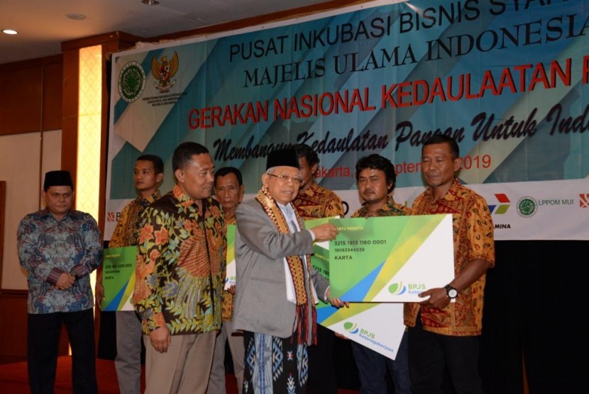 Anggota Dewan Pengawas BPJS Ketenagakerjaan Eko Dewantoro mendampingi Wapres terpilih KH Ma'ruf Amin memberikan kartu anggota BPJSTK kepada perwakilan petani di Jakarta beberapa waktu lalu