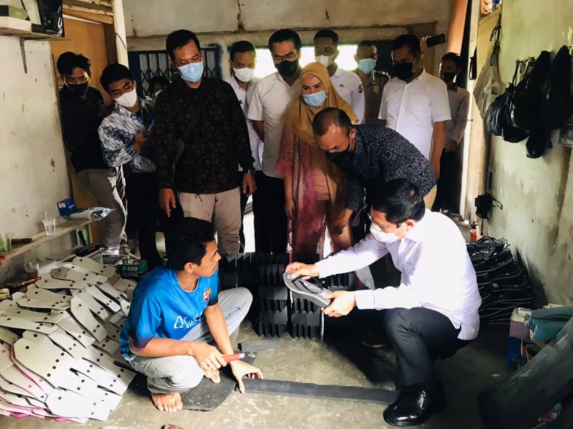 Anggota Dewan Pertimbangan Presiden (Wantimpres), Muhammad Mardiono, mengunjungi bengkel-bengkel pembuatan sandal di Kelurahan Mulyaharja, Kecamatan Bogor Selatan, Kota Bogor. 