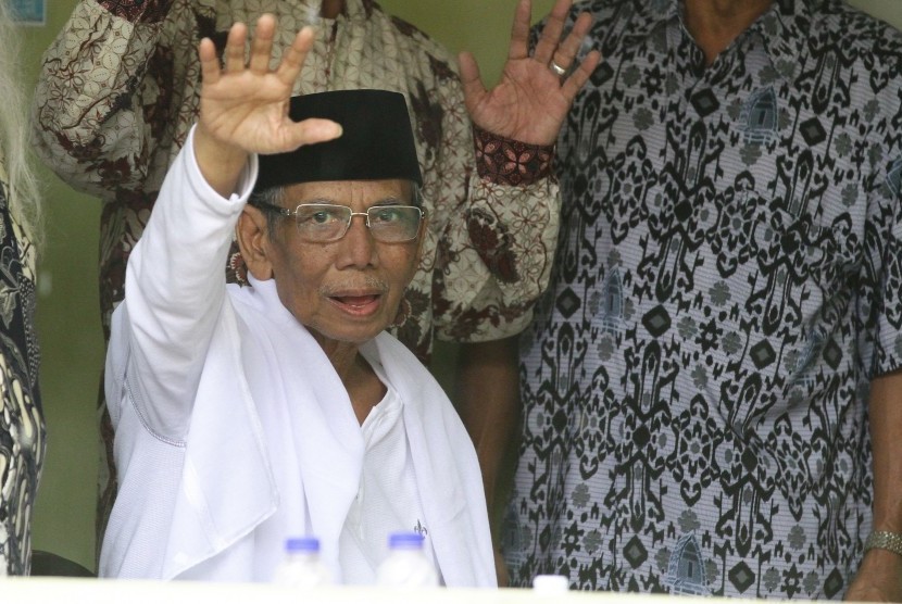 Anggota Dewan Pertimbangan Presiden (Watimpres) KH Hasyim Muzadi melambaikan tangan kepada wartawan di Rumah Sakit Lavalette, Malang, Jawa Timur, Senin (16/1). 