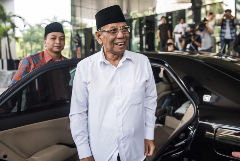 Anggota Dewan Pertimbangan Presiden (Watimpres) KH. Hasyim Muzadi tiba di gedung KPK, Jakarta, Senin (18/1).