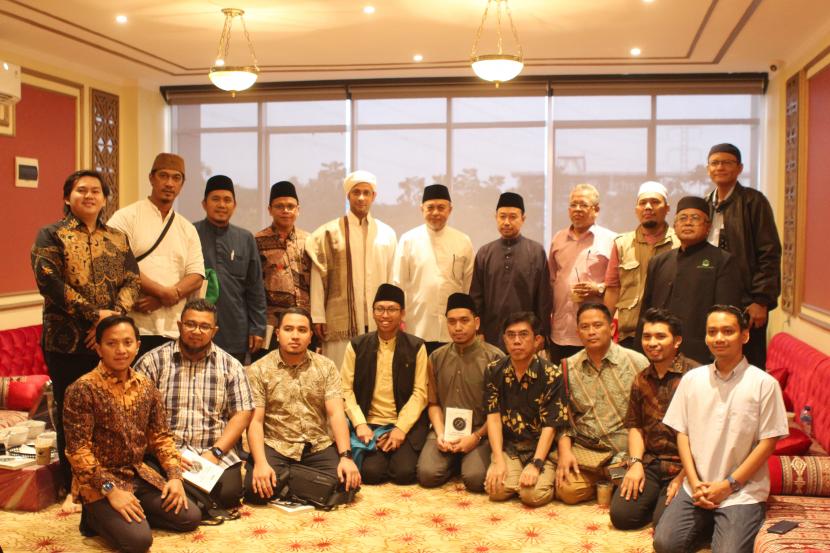 Anggota Dewan Perwakilan Daerah (DPD) RI, Tamsil Linrung dan Mufti Kuala Lumpur Datuk Luqman bin Haji Abdullah berfoto bersama usai melakukan pertemuan di  D’Procope Tangerang Selatan.  