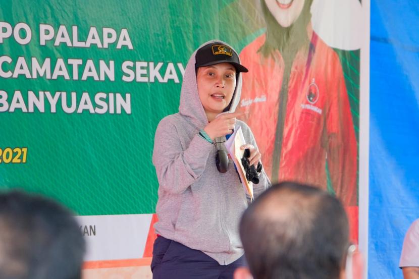 Anggota Dewan Perwakilan Rakyat Republik Indonesia Riezky Aprilia SH MH Masa Sidang I tahun 2021 dalam rangka Kunjungan ke Unit Pengelolaan Pupuk Organik (UPPO) Kelompok Tani Palapa Raya di Kelurahan Kayuara Kecamatan Sekayu, Selasa (19/10/2021).