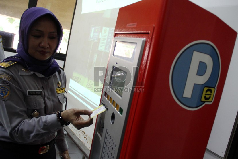   Anggota Dishub DKI Jakarta mencoba alat parkir meter (elektronik parkir) di Jakarta,Senin(1/7).   (Republika/ Yasin Habibi)