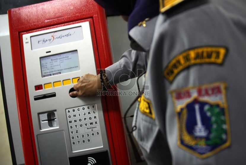   Anggota Dishub DKI Jakarta mencoba alat parkir meter (elektronik parkir) di Jakarta,Senin(1/7).   (Republika/ Yasin Habibi)