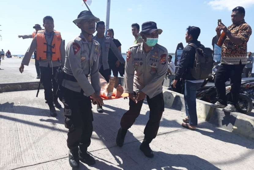 Anggota Dit Samapta Polda NTB melaksanakan evakuasi korban gempa bumi yg ditemukan tertimpa reruntuhan bangunan di Dusun papak, Desa Genggelang, Kecamatan Gangga, Kabupaten Lotara, Senin (6/8).