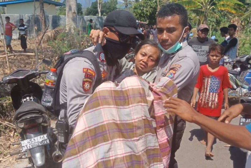 Anggota Dit Samapta Polda NTB melaksanakan evakuasi korban gempa bumi yg ditemukan tertimpa reruntuhan bangunan di Dusun papak, Desa Genggelang, Kecamatan Gangga, Kabupaten Lotara, Senin (6/8).