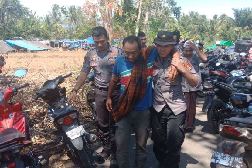 Anggota Dit Samapta Polda NTB melaksanakan evakuasi korban gempa bumi yg ditemukan tertimpa reruntuhan bangunan di Dusun papak, Desa Genggelang, Kecamatan Gangga, Kabupaten Lotara, Senin (6/8).