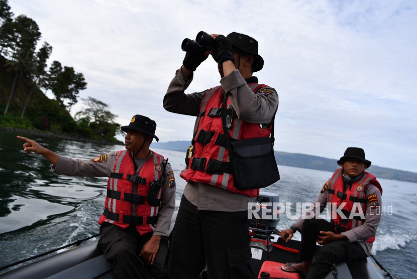 North Sumatra police officers search the victims of sunken ship MV Sinar Bangun in Lake Toba, North Sumatra, Wednesday (June 27).