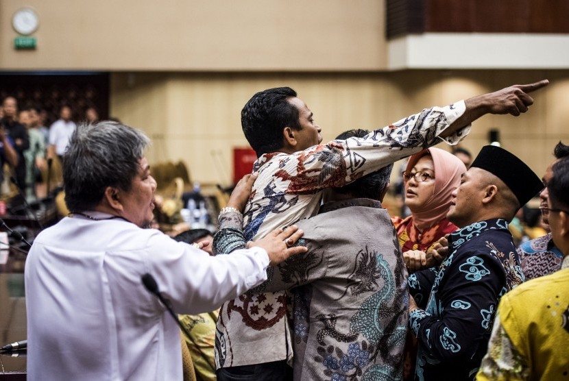 Anggota DPD asal Maluku Utara Basri Samarra menunjuk kepada Pimpinan DPD saat melakukan interupsi pada sidang Paripurna di Gedung Parlemen Senayan, Jakarta, Senin (11/4). (Antara/M Agung Rajasa)