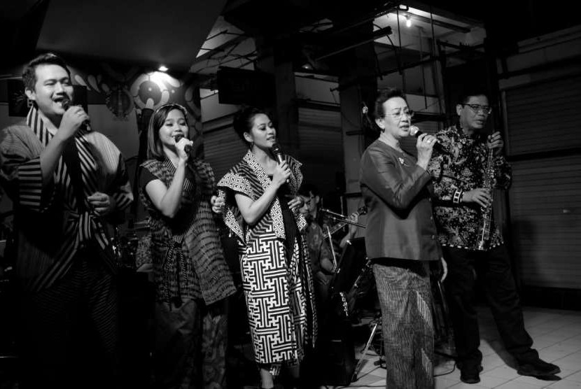 Anggota DPD GKR Hemas bernyanyi di Batik Musik Festival JIBB untuk menggalang dana bantuan bagi masyarakat Sulawesi Tengah.