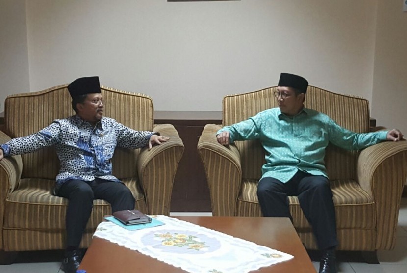 Anggota DPD RI AM Iqbal Parewangi berbincang dengan Menteri Agama Lukman Hakim Saifuddin