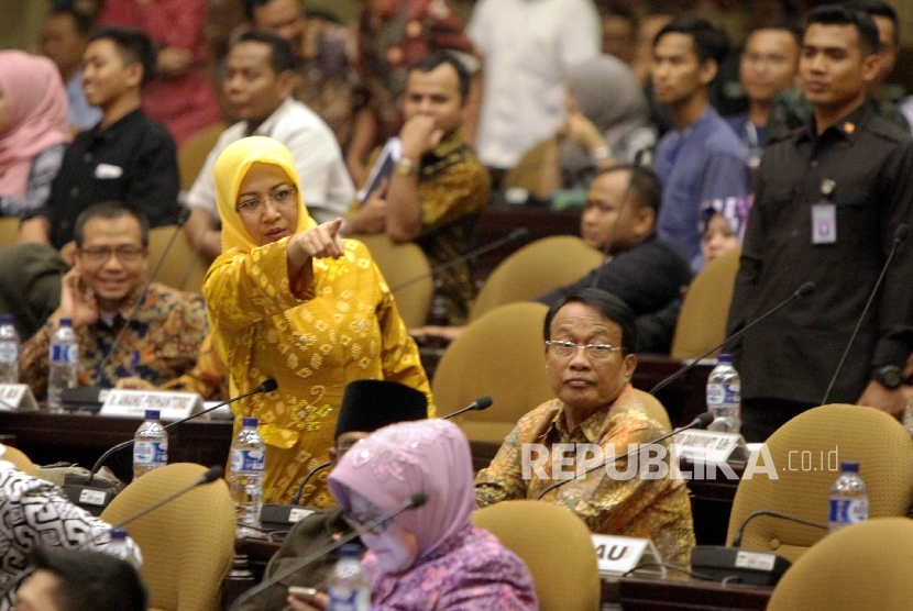  Anggota DPD RI dari Riau, Intsiawati Ayus bereaksi pada sidang Paripurna DPD RI di Kompleks Parlemen, Senayan, Senin (3/4). 