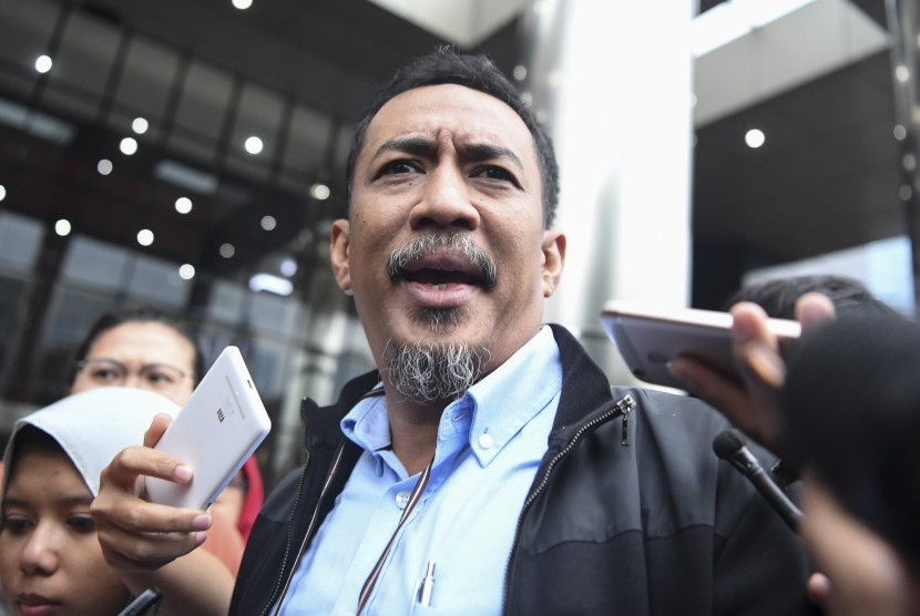 Anggota DPR Ahmad Riski Sadig meninggalkan gedung KPK seusai diperiksa di Jakarta, Kamis (31/1/2019). 