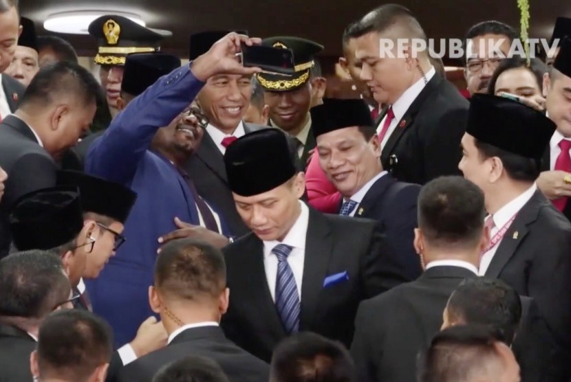 Anggota DPR berswafoto bersama Presiden RI Jokowi setelah pelantikan anggota DPR periode 2019-2024.