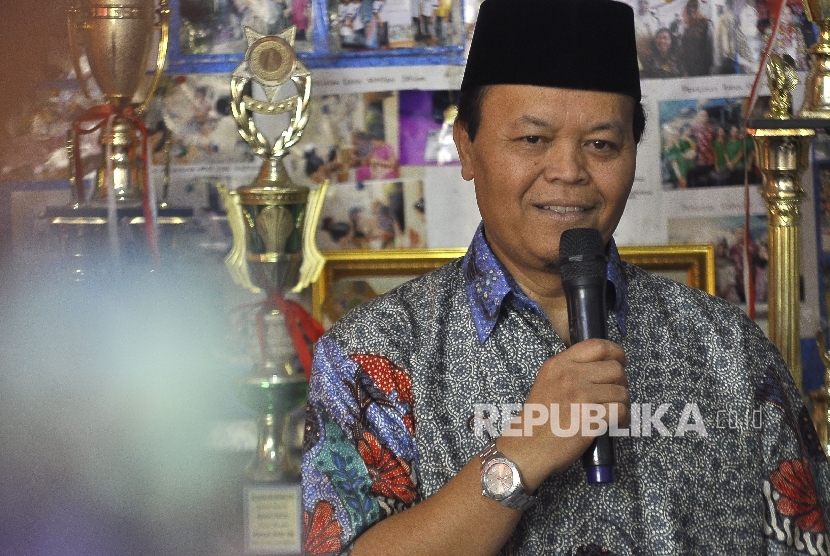 Anggota DPR Dapil Jakarta II M Hidayat Nur Wahid memberi sambutan saat kunjungan ke Bank Sampah Delima, Jalan Masjid Al Makmur, Kelurahan Pejaten Timur, Jakarta, Kamis (3/8).