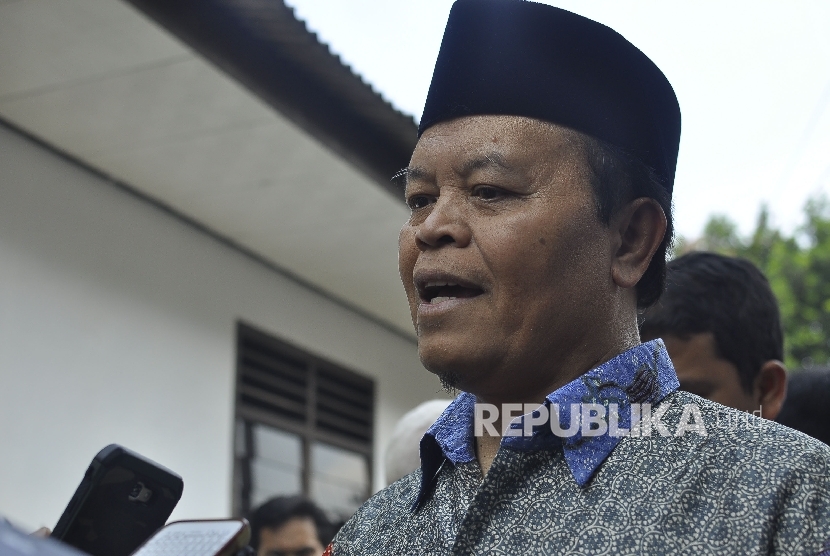 Anggota DPR Dapil Jakarta II M Hidayat Nur Wahid memberikan keterangan kepada wartawan seusai kunjungan ke Bank Sampah Delima, Jalan Masjid Al Makmur, Kelurahan Pejaten Timur, Jakarta, Kamis (3/8).