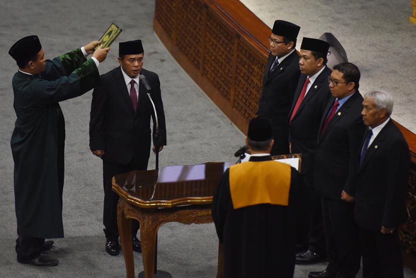 Anggota DPR dari Fraksi Golkar Ade Komarudin (kedua kiri) mengucapkan sumpah jabaran saat acara pelantikan Ketua DPR sisa masa jabatan tahun 2014-2019 disaksikan Wakil Ketua DPR Agus Hermanto (kanan), Fadli Zon (kedua kanan), Fahri Hamzah (ketiga kanan) da