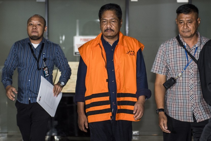 Anggota DPR dari Fraksi Golkar, Budi Supriyanto (tengah) dikawal petugas seusai menjalani pemeriksaan di gedung KPK, Jakarta, Rabu (16/3).