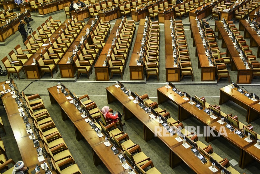 Anggota DPR duduk di antara bangku kosong sat mengikuti Rapat Paripurna ke-11 DPR Masa Persidangan I Tahun Sidang 2019-2020 di Kompleks Parlemen Senayan, Jakarta, Kamis (26/9/2019).
