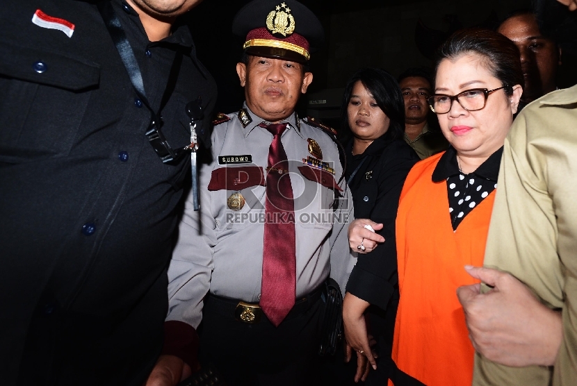   Anggota DPR Fraksi Hanura Dewie Yasin Limpo dengan mengenakan baju tahanan KPK memberikan keterangan kepada wartawan usai menjalani pemeriksaan di gedung KPK, Jakarta, Kamis (22/10) dini hari.  (Republika/Raisan Al FArisi)