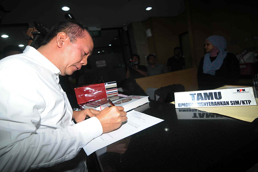 Anggota DPR Fraksi Partai Demokrat Saan Mustofa menunjukkan dua buku otobiografi yang dibawanya ketika mengurus surat izin menjenguk tahanan di Gedung KPK