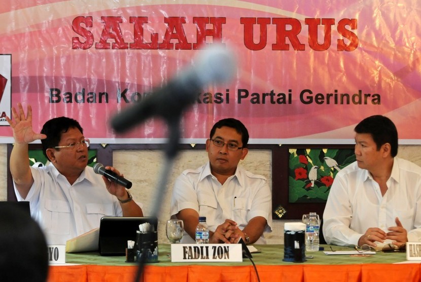 Anggota DPR Fraksi Partai Gerindra Sadar Subagyo (kiri), Wakil Ketua Partai Gerindra Fadli Zon (tengah) dan Dewan Pembina Hasyim Djojohadikusumo (kanan) saat konfrensi pers tentang Postur APBN,Cermin Negara Salah Urus di Jakarta, Selasa(26/7). Akibat Korup